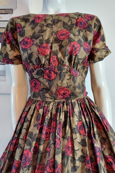 SOLD🌺 Vintage 50s cotton rose print dress pleated full skirt and tie waist - Picture 4 of 10